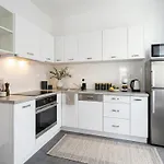 Golden - Stylish & Sunny - Pereca Residence, Center Apartmán