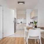 Golden - Stylish & Sunny - Pereca Residence, Center