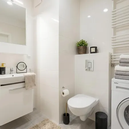 Golden - Stylish & Sunny - Pereca Residence, Center Apartman Varsó