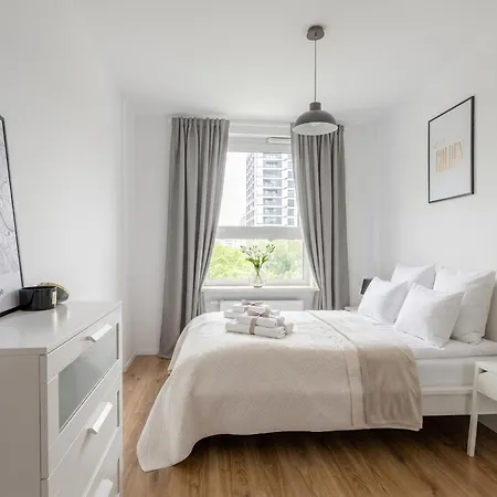 Golden - Stylish & Sunny - Pereca Residence, Center Apartman Varsó
