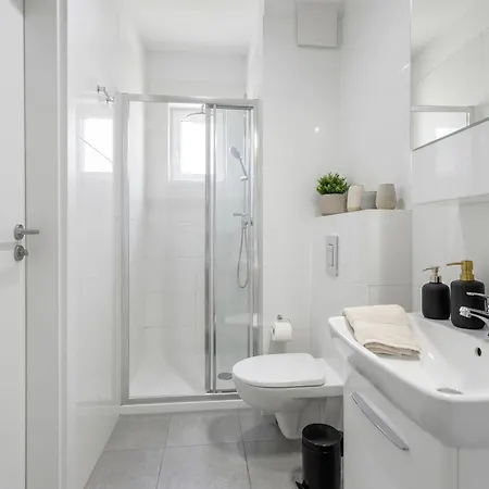 Golden - Stylish & Sunny - Pereca Residence, Center