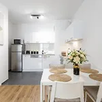Daire Golden - Stylish & Sunny - Pereca Residence, Center Varşova