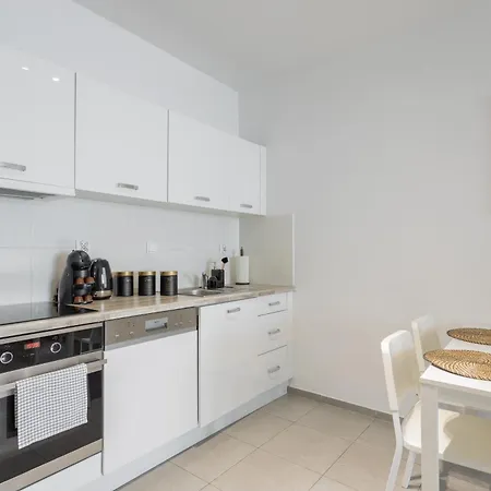 Golden - Stylish & Sunny - Pereca Residence, Center