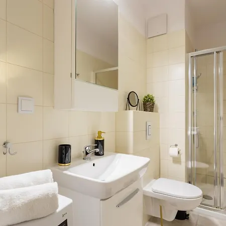 Golden - Stylish & Sunny - Pereca Residence, Center