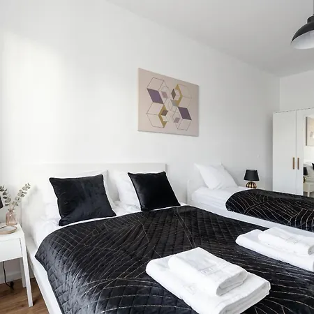 Golden - Stylish & Sunny - Pereca Residence, Center Apartment