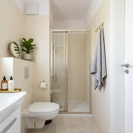 Golden - Stylish & Sunny - Pereca Residence, Center