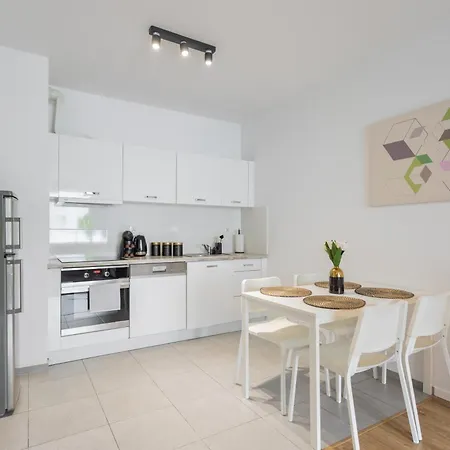 Golden - Big And Bright Stylish - Center - Pereca Apartment